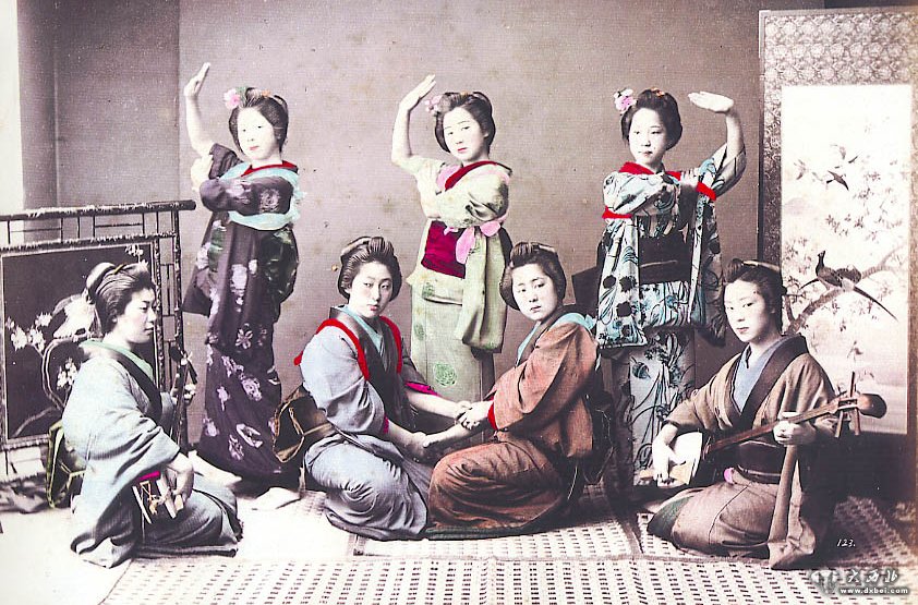 旧时代日本风情彩照：艺妓半裸演奏