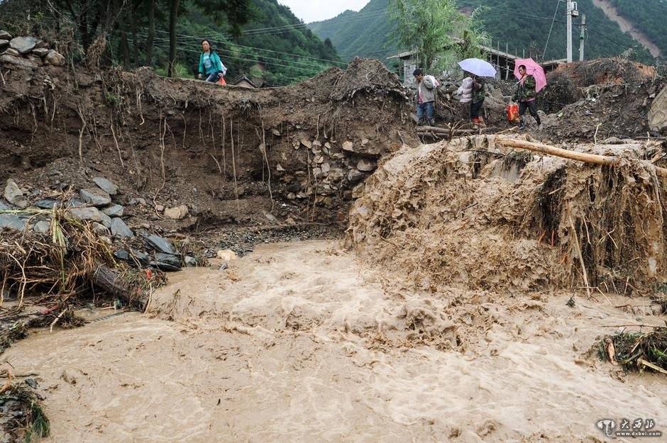 甘肃天水洪灾多人死亡 万人转移