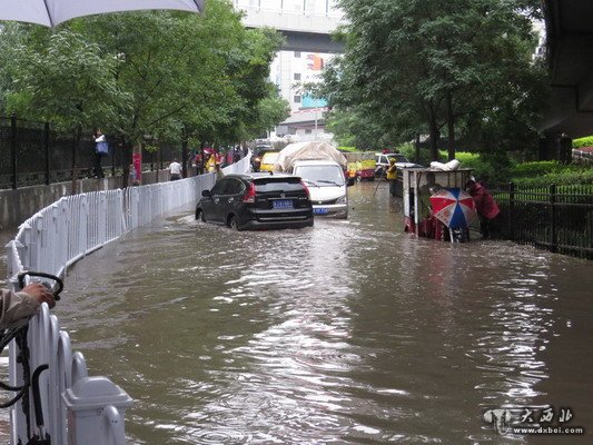 一场雨后 兰州小西湖立交桥下变泽国