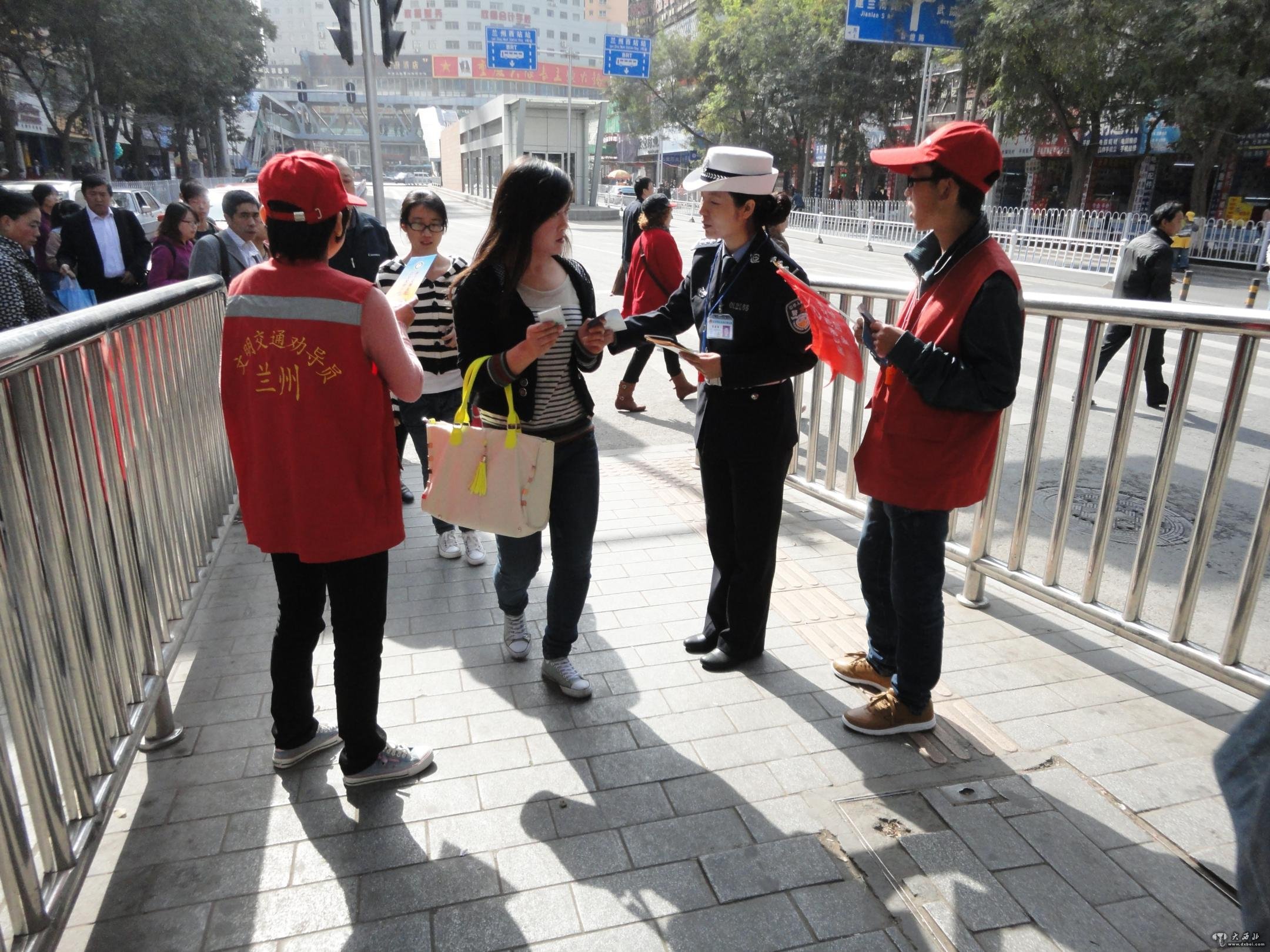 七里河交警开展文明交通志愿服务活动