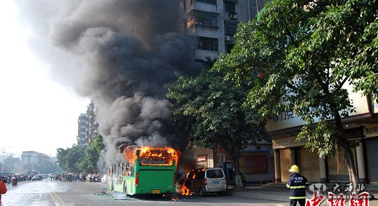 广东韶关一公交车起火引燃面包车