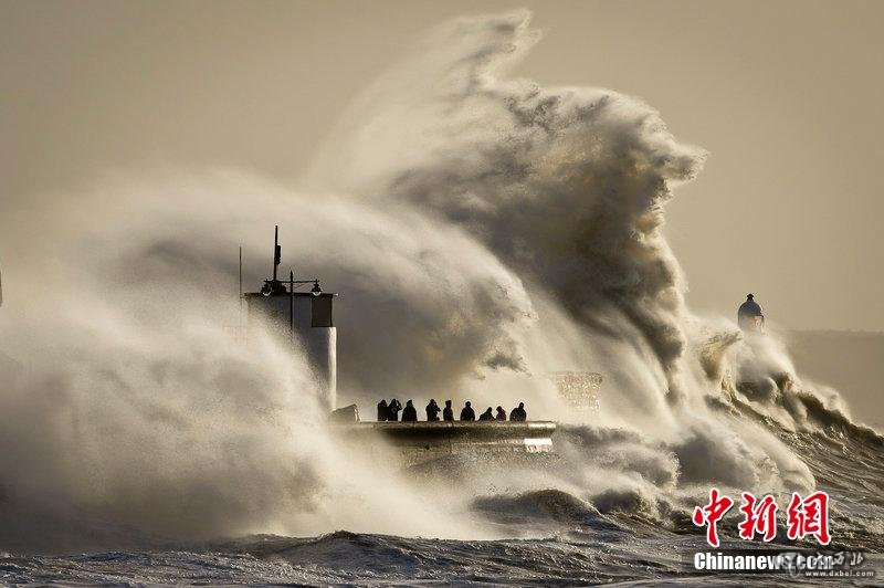 暴风雨持续袭击英国西海岸 大浪滔天宛如末世（高清组图）