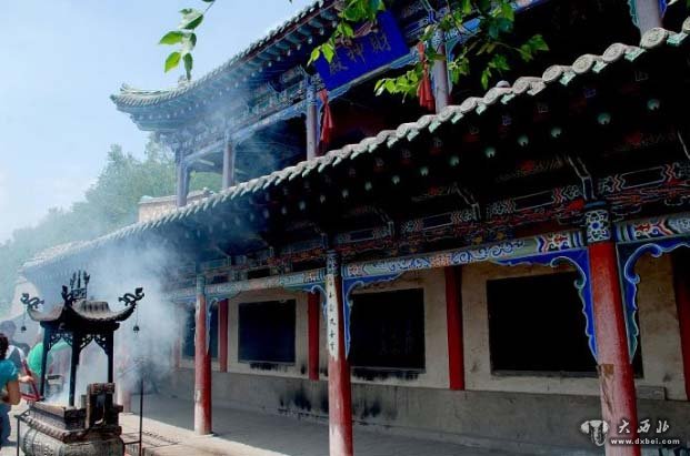 土楼山峭崖间的北禅寺