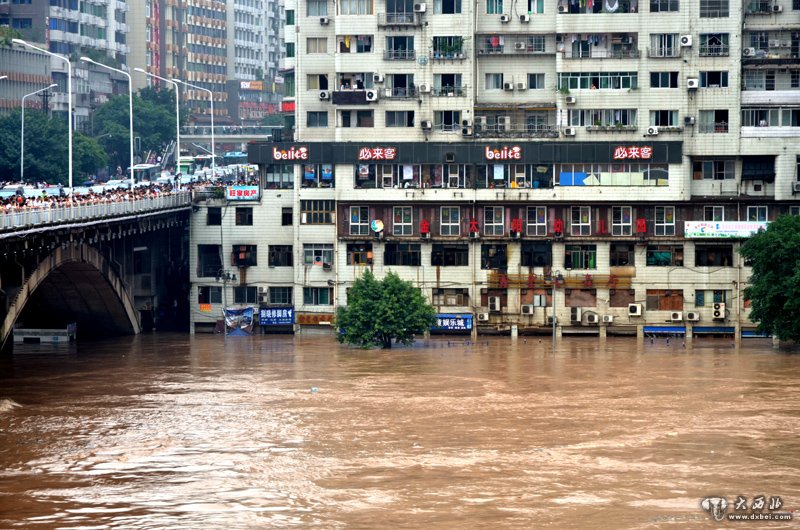 四川达州遭遇强降雨临街商铺被洪水淹没