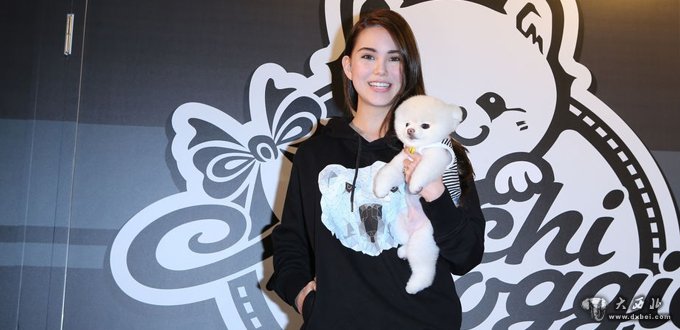 昆凌用胸部哄女儿 计划28岁前生三胎