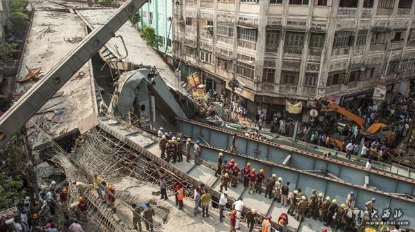 印度在建立交桥坍塌 死伤过百