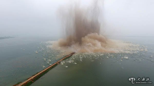 湖北省梁子湖流域的牛山湖正式破垸分洪