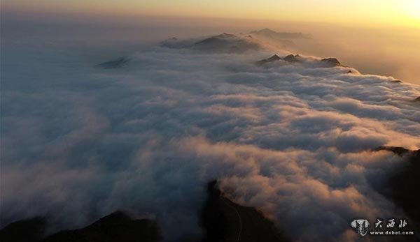 四川华蓥山现云海美景