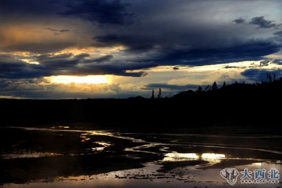 美国黄石国家公园诺里斯间歇泉景区在日暮时的景观(8月7日摄)。
