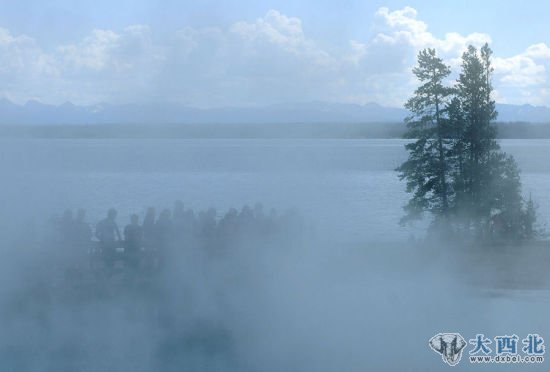 美国黄石国家公园老忠实泉景区的一处正在喷发的间歇泉(8月7日摄)。