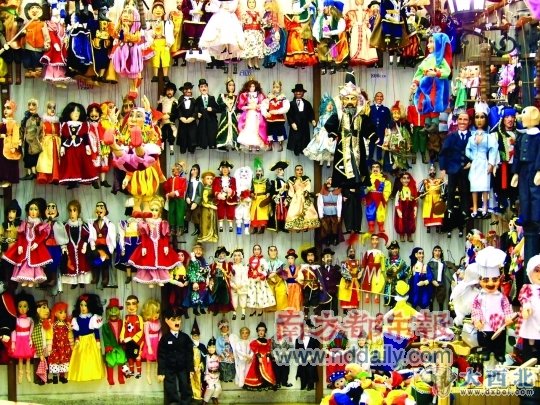 木偶店里五彩的木偶。