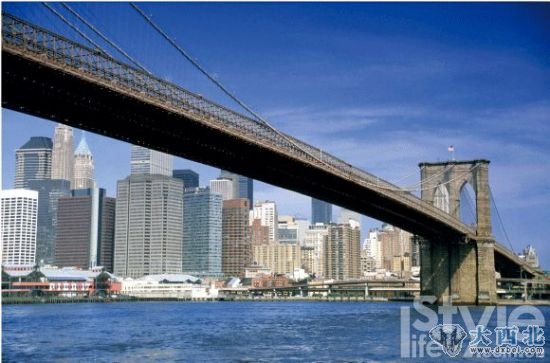 2. 布鲁克林大桥(Brooklyn Bridge)连接着布鲁克林区和曼哈 顿岛，每年7 月4 日美国独立纪念日在此放烟火。