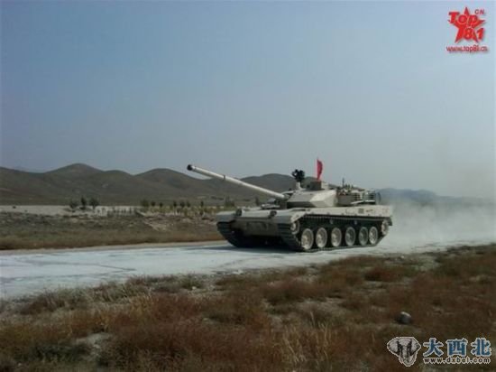 MBT-2000是中国和巴基斯坦联合研制的第三代主战坦克，其主要基础是中国96式坦克，在巴军的服役名称是“哈立德”，出口 代号VT-1A。图为测试中的MBT-2000 VT-1A主战坦克。