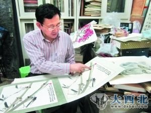 资深木版水印收藏家胡义成以赵少昂的作品向记者作辨伪介绍。