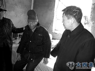 2月17日，河北深泽县桥头乡西河村，河北省地税局副巡视员谢江宜（右）带领的工作组再次探望孤寡老人李贞国。