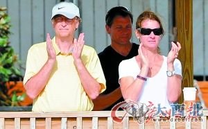 比尔·盖茨与妻子梅琳达观看女儿詹妮弗的比赛。