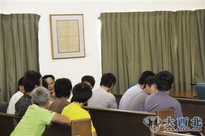 13日，帕劳法官批准了中国船员与帕劳检方达成的庭外和解协议。这是13日拍摄的被扣押的部分中国船员。新华社发