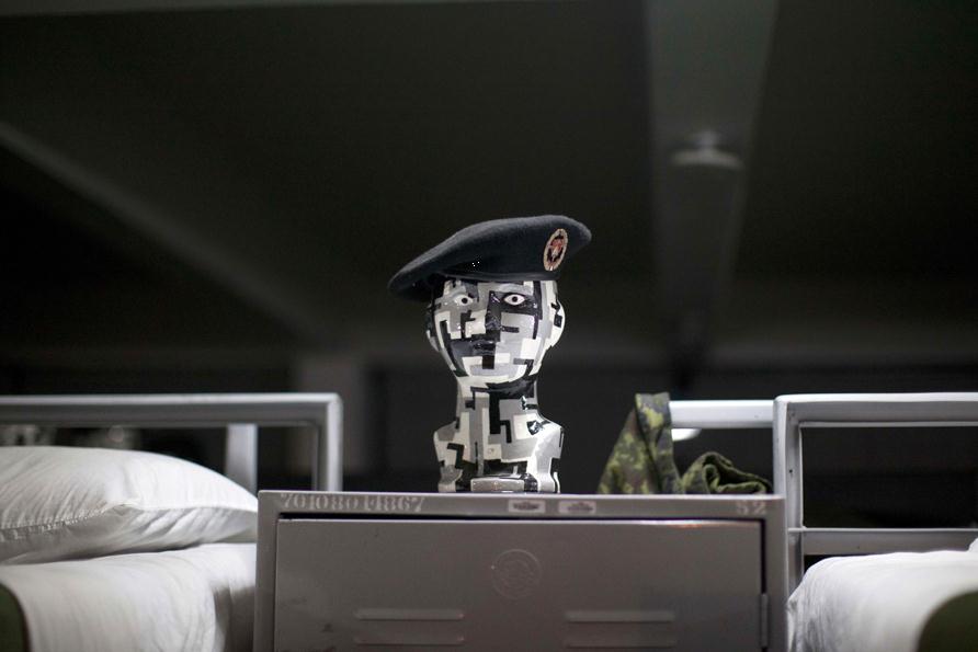 9月16日，在墨西哥城的一个军事基地宿舍内，一顶墨西哥军队贝雷帽戴在一个人体模型的头上。 AP Photo/Alexandre Meneghini