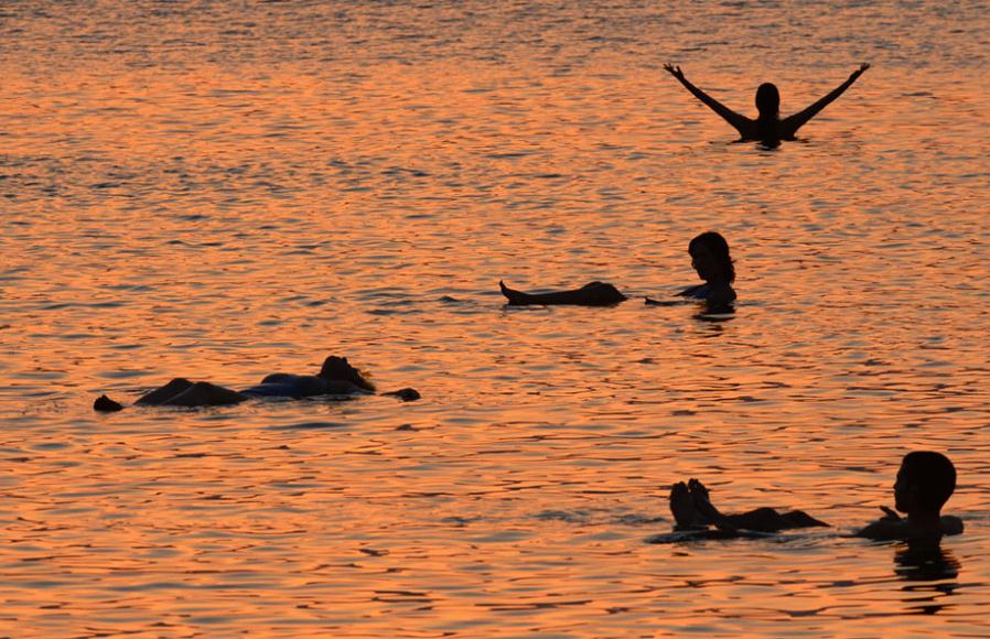 9月14日日出时分，以色列上百人在死海集体漂浮，呼吁国际社会关注死海萎缩问题。死海以神奇的死海泥与巨大浮力闻名于世，但水量不断减少，面临萎缩乃至消失的危险。