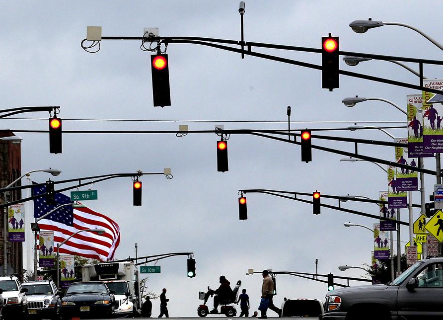 9月18日，美国新泽西州纽瓦克，路人在红灯遍布的街道上穿行。 AP Photo/Julio Cortez