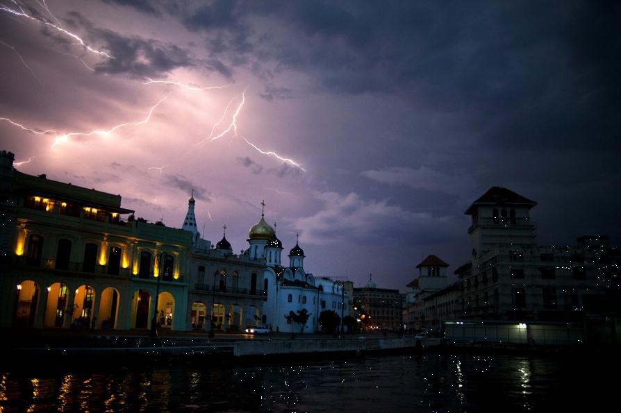 9月19日，古巴哈瓦那，一道闪电划过防波堤大道的上空。 AP Photo/Ramon Espinosa