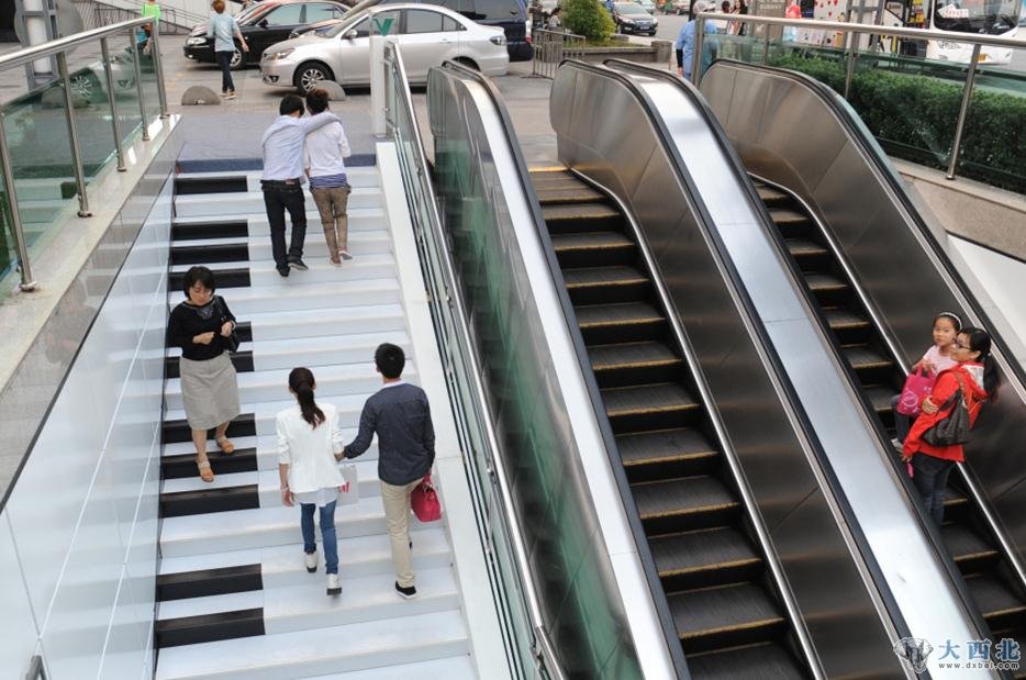 行人在“钢琴阶梯”上行走时发出阵阵琴声