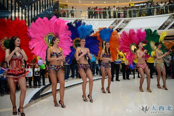 郑州二七万达广场盛大开业——俄罗斯美女表演助兴。