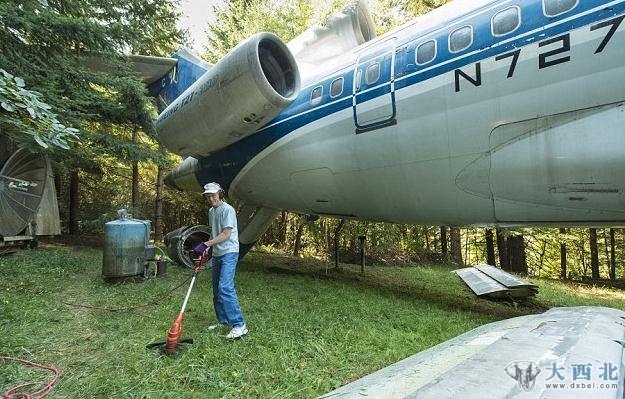 美国俄勒冈州62岁的工程师布鲁斯·坎贝尔将一架隐藏在树林中的废弃大型客机改造成梦想之家，并将其形容为“欲飞之鸟”。
