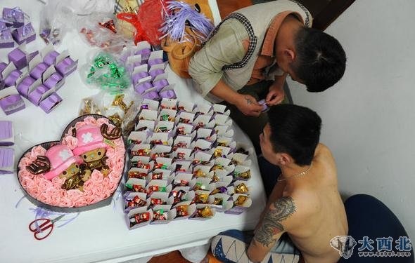 2012年9月30日，强少忠少忙着包喜糖。
