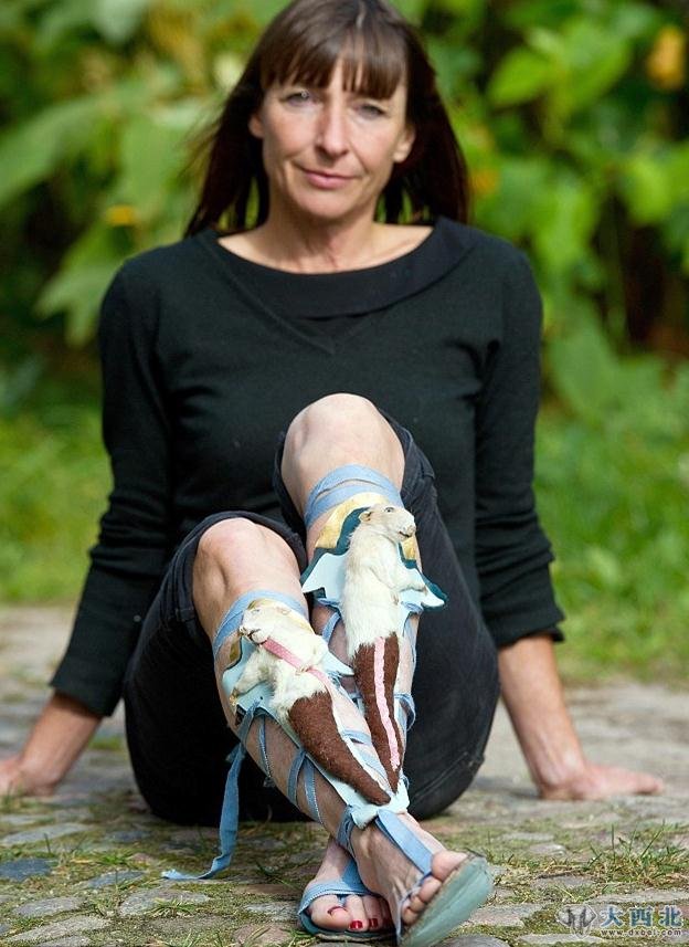 德国柏林的45岁女设计师爱丽丝·席费施泰因热衷制作古怪高跟鞋，这些用死去动物的肢体设计和制作出的高跟鞋价格高达3900英镑（约合3.9万元人民币）。