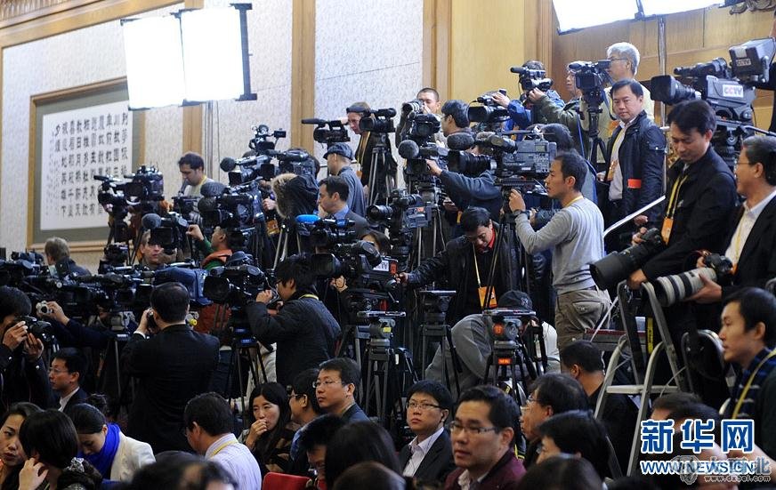 11月15日，新一届中央政治局常委同中外记者见面。新华网发