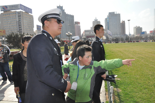 雁滩交警积极参与关爱自闭症儿童活动