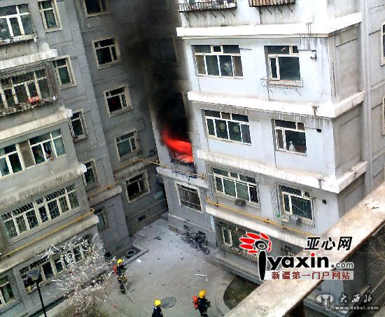 乌鲁木齐市西山一小区居民家中做饭时燃气闪爆两人伤