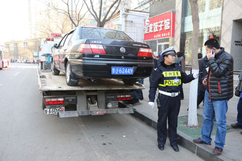 东岗交警大队整治规范停车秩序