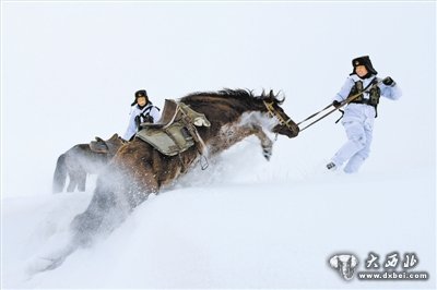 新疆边防官兵严寒中巡逻奋力拉战马上雪坡（图）