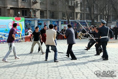 兰州举行中小学生反恐防暴应急疏散演练