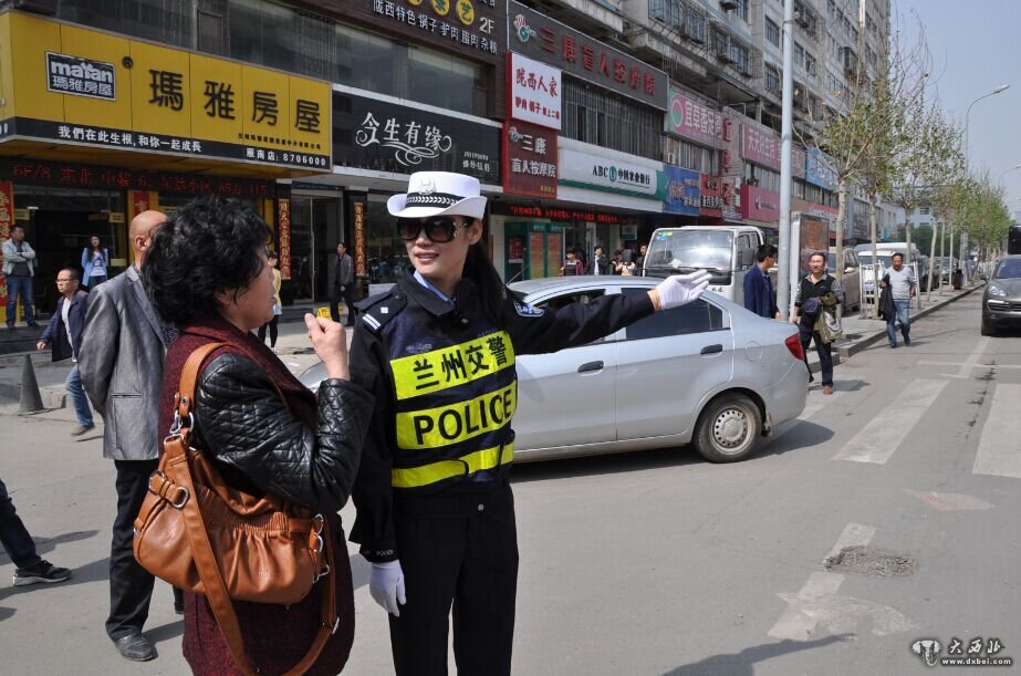 雁滩交警完成“中考咨询会”交通安保