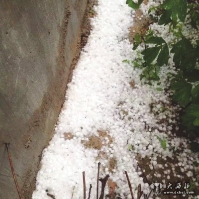 平凉遭遇暴雨冰雹天气