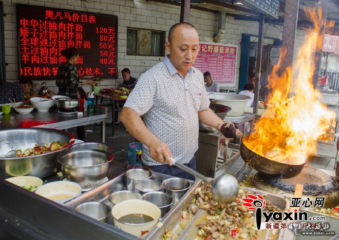 路边餐厅一份豪华拌面280元 老板：食材质优价高手艺好 食客：味道独特就是有点贵