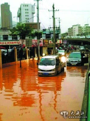 一小时急暴雨 水淹金城寸步难行