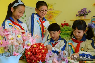 兰州小学生正在为爷爷奶奶准备礼物