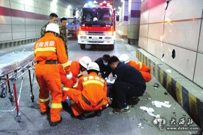 摩托车逆行引发车祸4人受伤