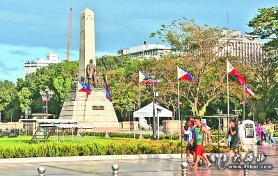 菲律宾首都马尼拉，人们在黎刹广场游玩