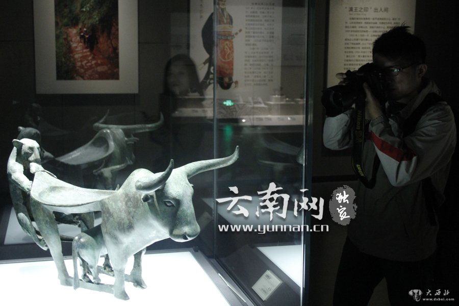 采访团成员拍摄云南省博物馆里的镇馆之宝牛虎铜案