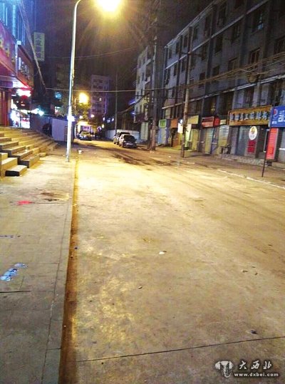 正宁路夜市结束营业后，路面卫生状况比以前明显好转