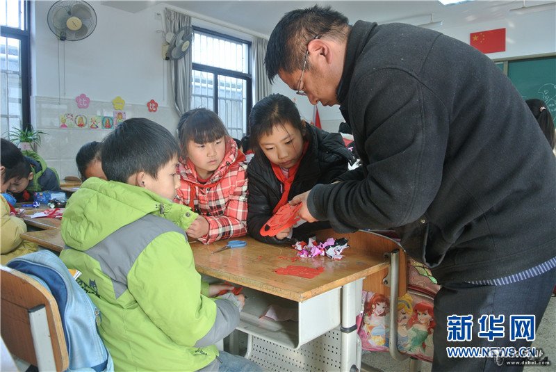 宏占久耐心地给孩子们作示范