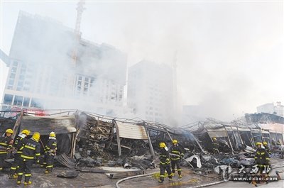 被大火焚烧后的大青山市场商铺