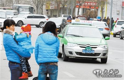 兰州街头，市民等待搭乘出租车