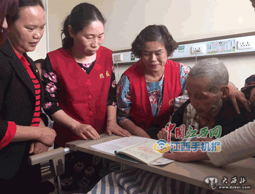 蒋国珍在志愿者见证下签署遗体捐献自愿书