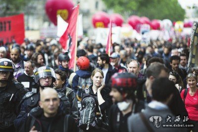 在法国巴黎，人们参加反对劳动法修改法案的抗议游行，防暴警察严阵以待